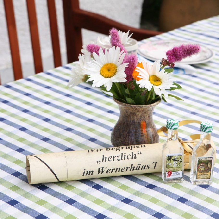 Herzliches Willkommen mit liebevoller Tischdekoration für unsere Gäste Liebevoll gedeckte Tischdekoration mit Willkommensgeschenk für Gäste in der Ferienwohnung Wernerhäusl in Zwiesel