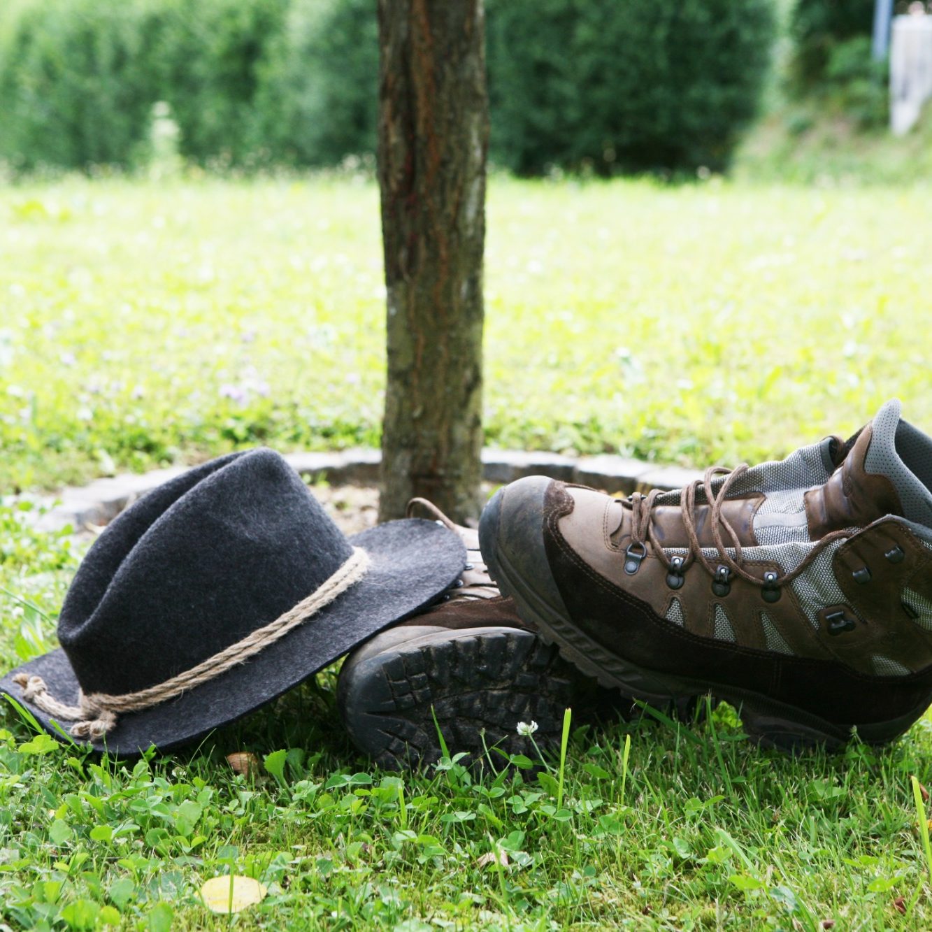Perfekt vorbereitet für Wandererlebnisse in der Natur des Bayerischen Waldes Wanderschuhe und Wanderhut als Ausrüstung für Wanderungen im Bayerischen Wald rund um Zwiesel