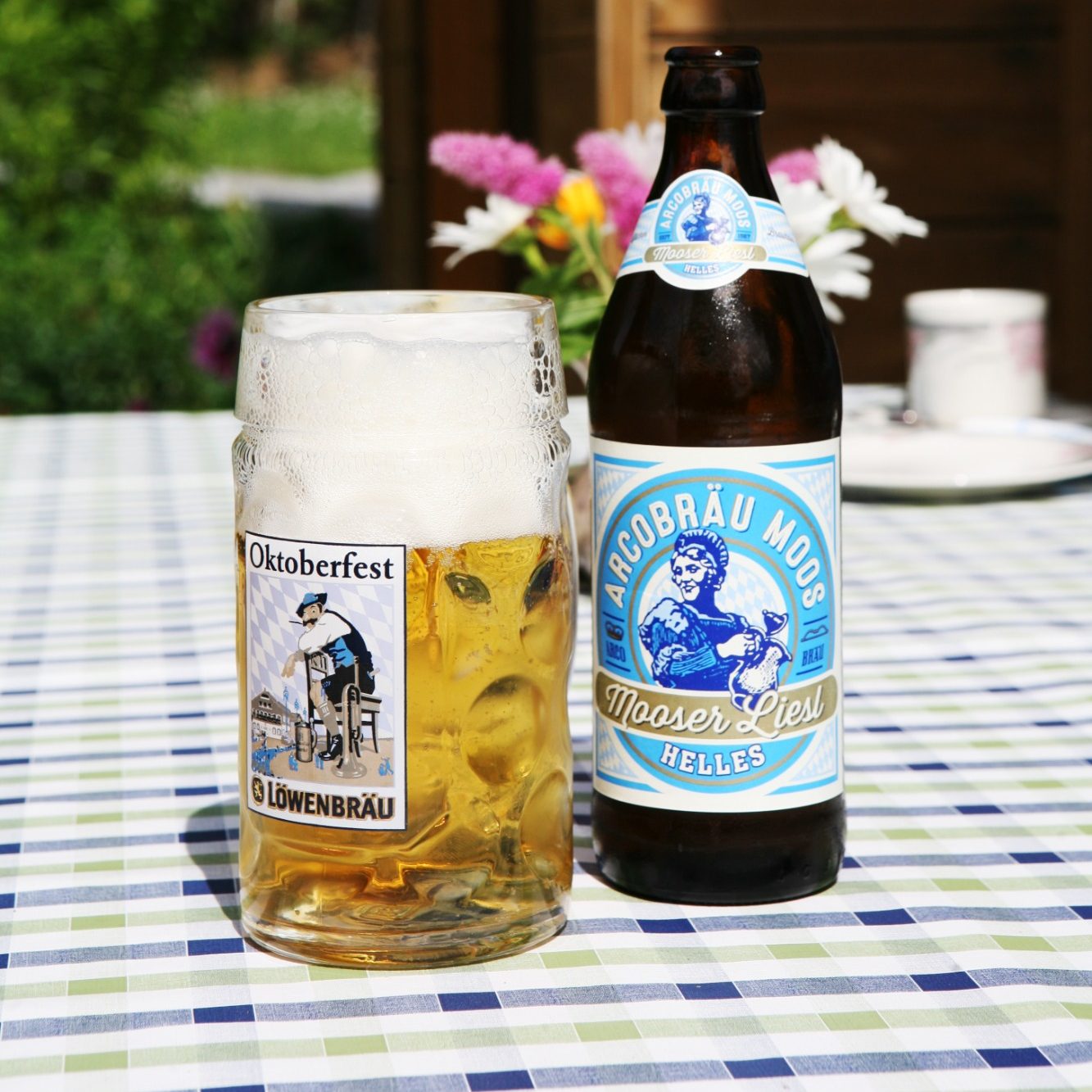 Bayerische Bierkultur mit regionalem Bier aus der Heimat genießen Krug mit regionalem Bier aus einer heimischen Brauerei als Genussmoment im Bayerischen Wald
