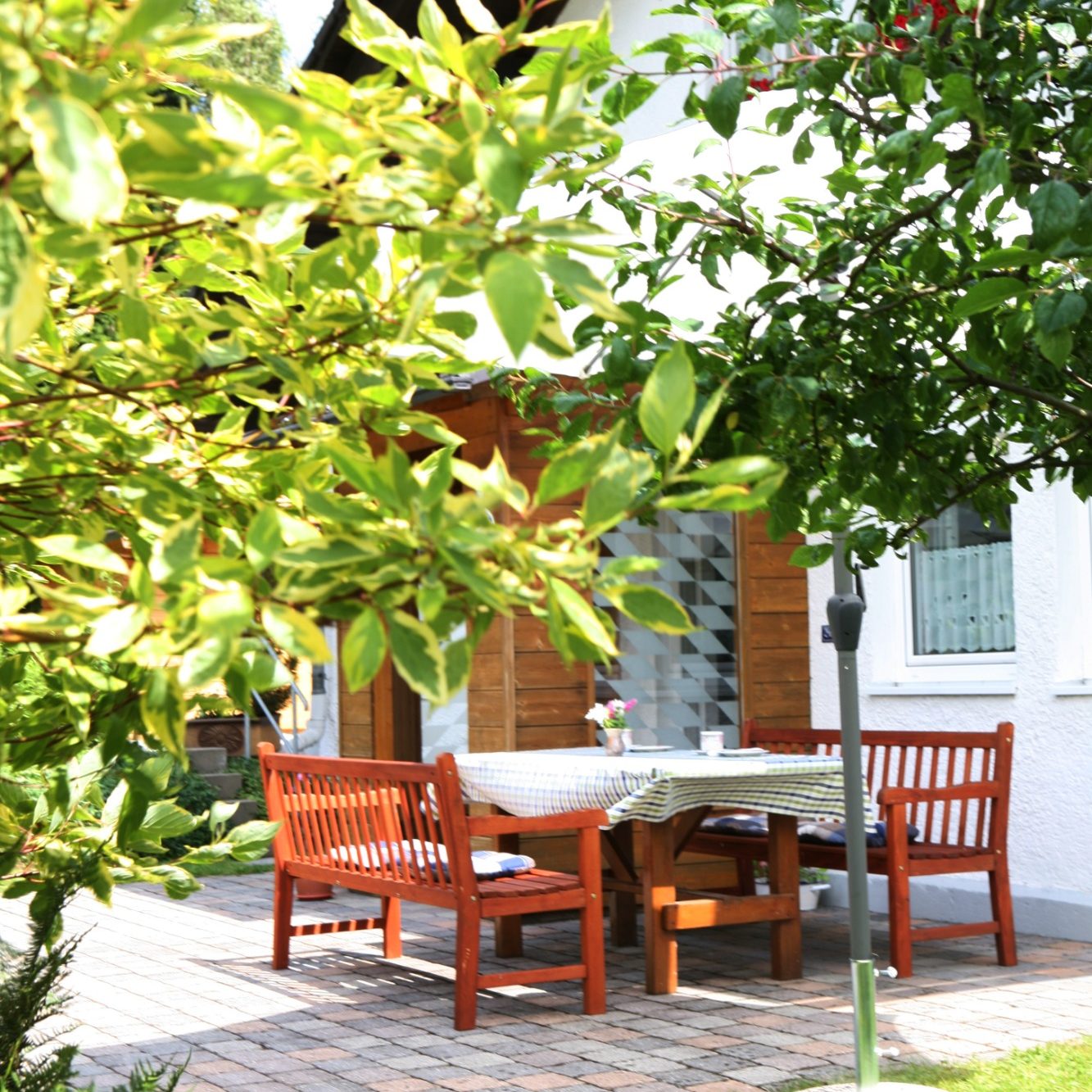 Gemütliche Terrasse im Grünen am Wernerhäusl in Zwiesel Terrasse der Ferienwohnung Wernerhäusl in Zwiesel umgeben von grüner Natur mit Sitzmöglichkeiten zum Entspannen